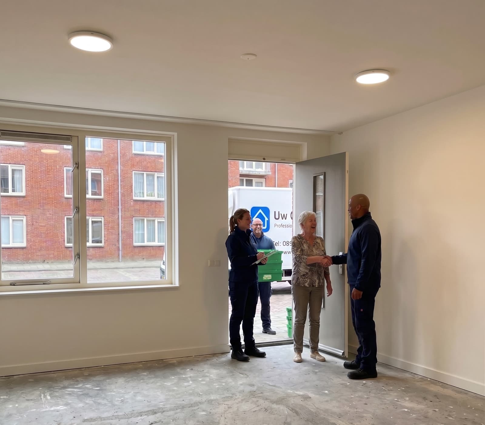 Medewerkers van Uw Ontruimer laden verhuisdozen in de bedrijfsbus tijdens een woningontruiming in Hoofddorp